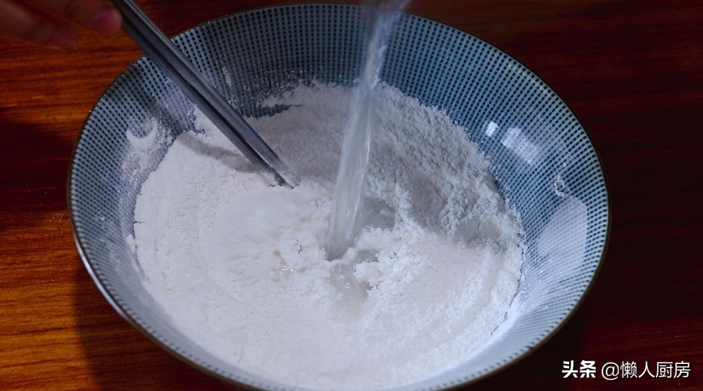 年糕不用買，撒點糯米粉，加點熱水自己做，咬一口，還會爆漿