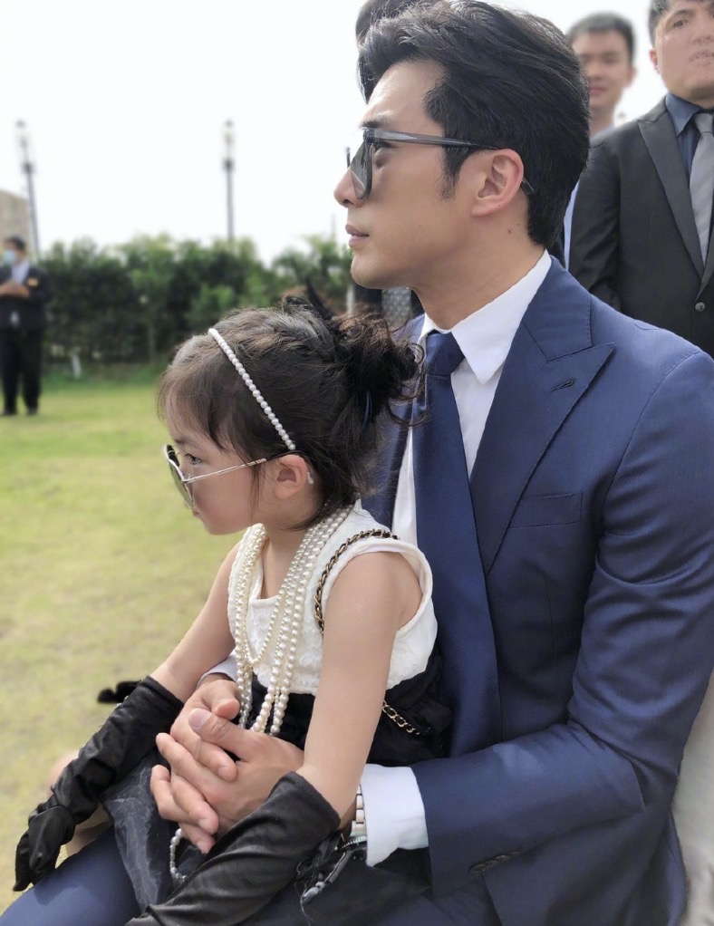 賀軍翔跪在地上為女兒拍照，美寶穿喇叭褲好時尚，鏡頭感十足