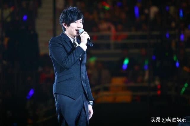 有一种整容叫“林俊杰梳大背头”！网友：早这