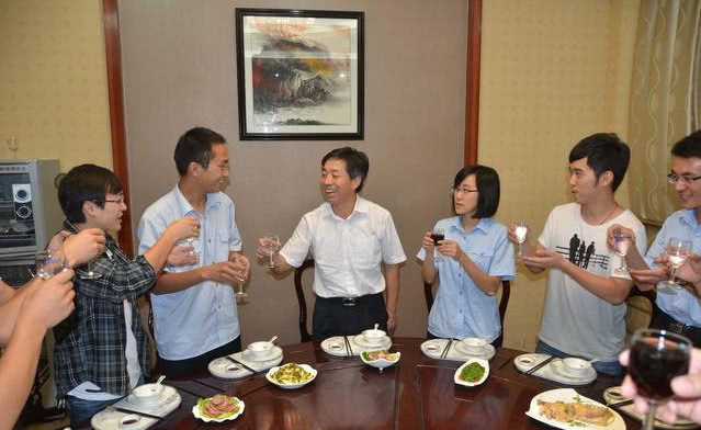 饭局上领导让大家敞开喝，一员工听话照做，酒