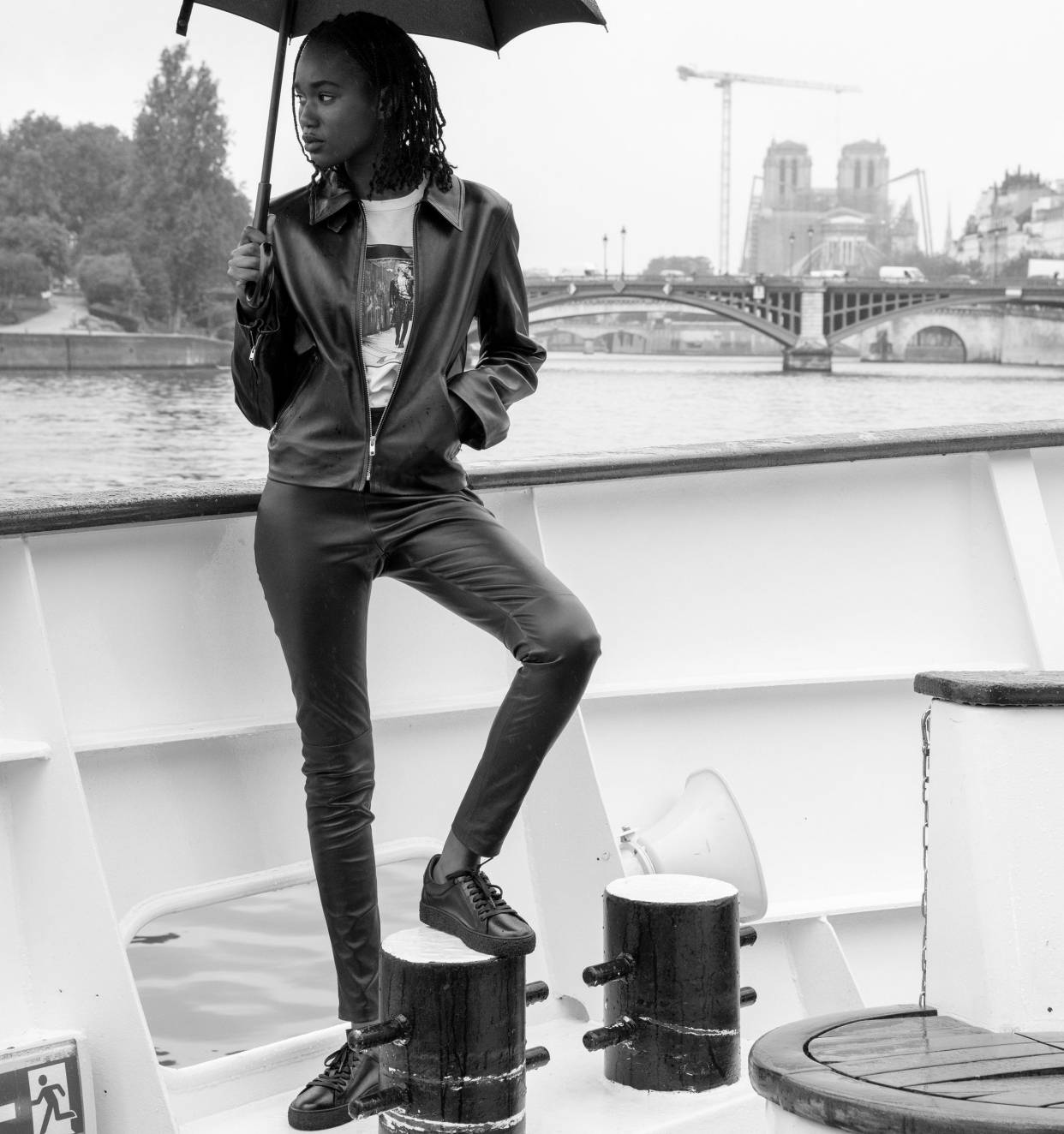 阿湯哥女兒１５歲了！ 沒有小時候美，皮夾克搭配Ｔ卹約會時尚個性