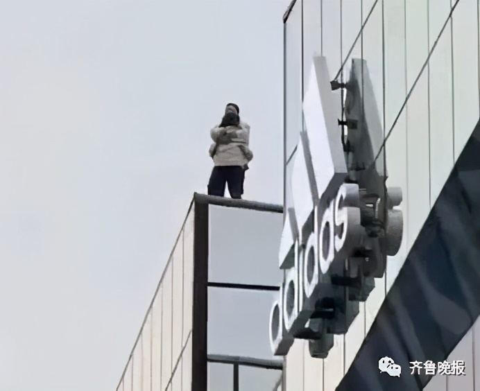 年轻男女在“网红打卡点”相拥跳楼？警方：撬锁进入楼顶打卡拍照，将行拘