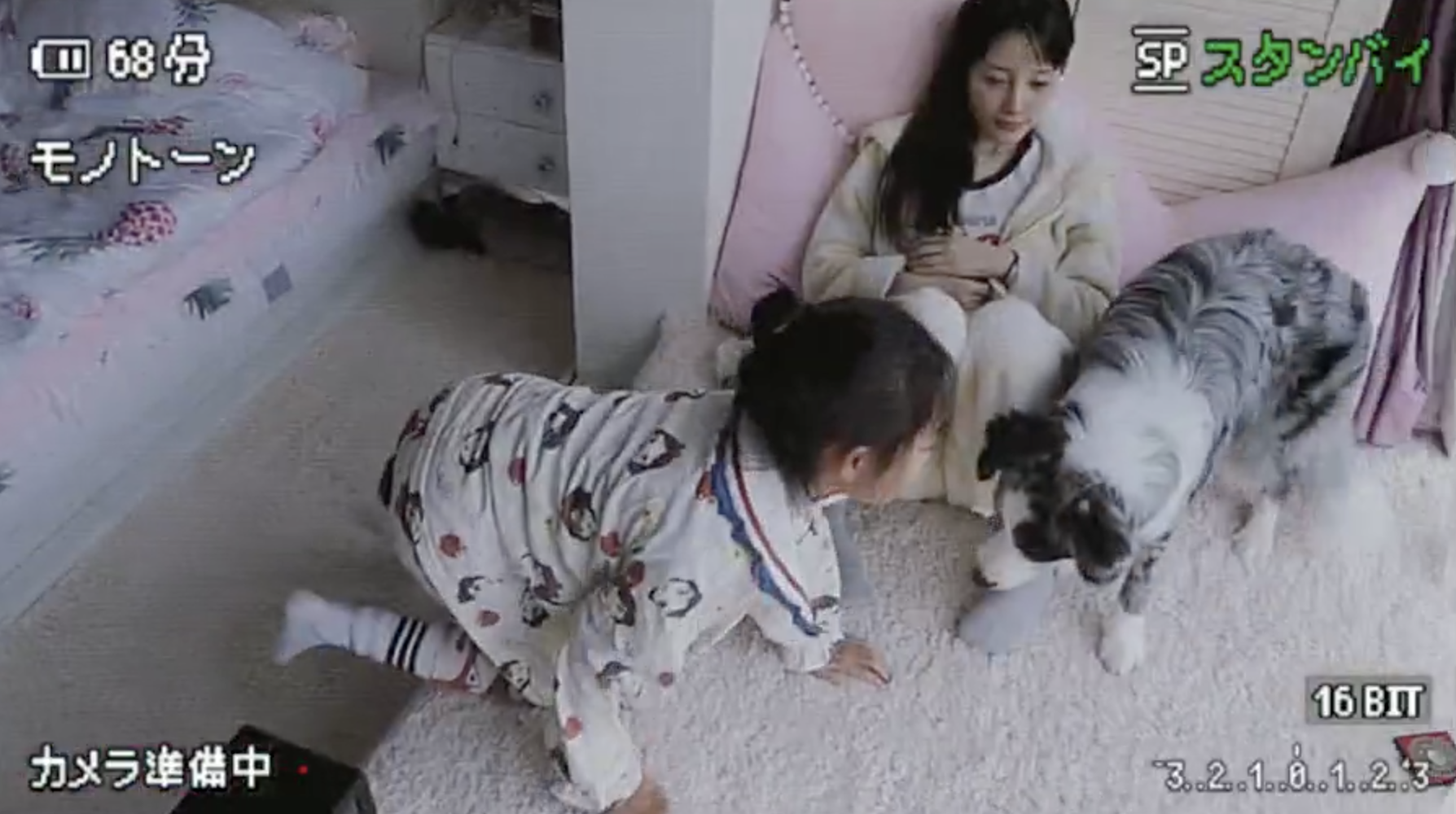 李小璐晒视频把甜馨亲成表情包，母女同款发型穿搭，像俄罗斯套娃