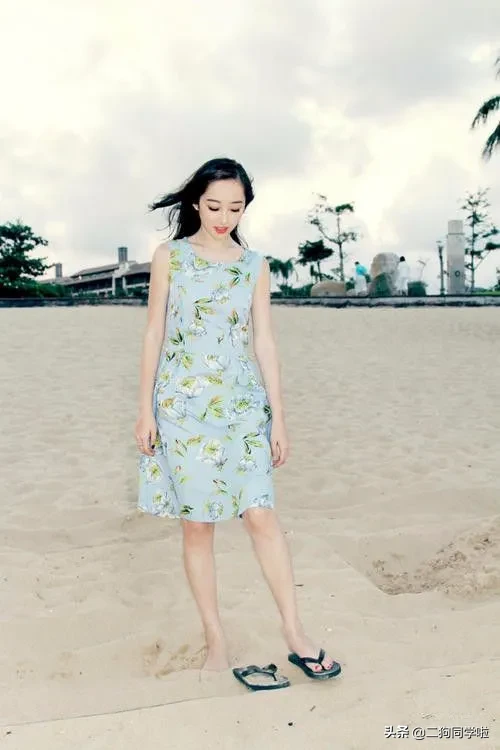 蒋梦婕是个实在女星，时髦的穿搭很接地气，地