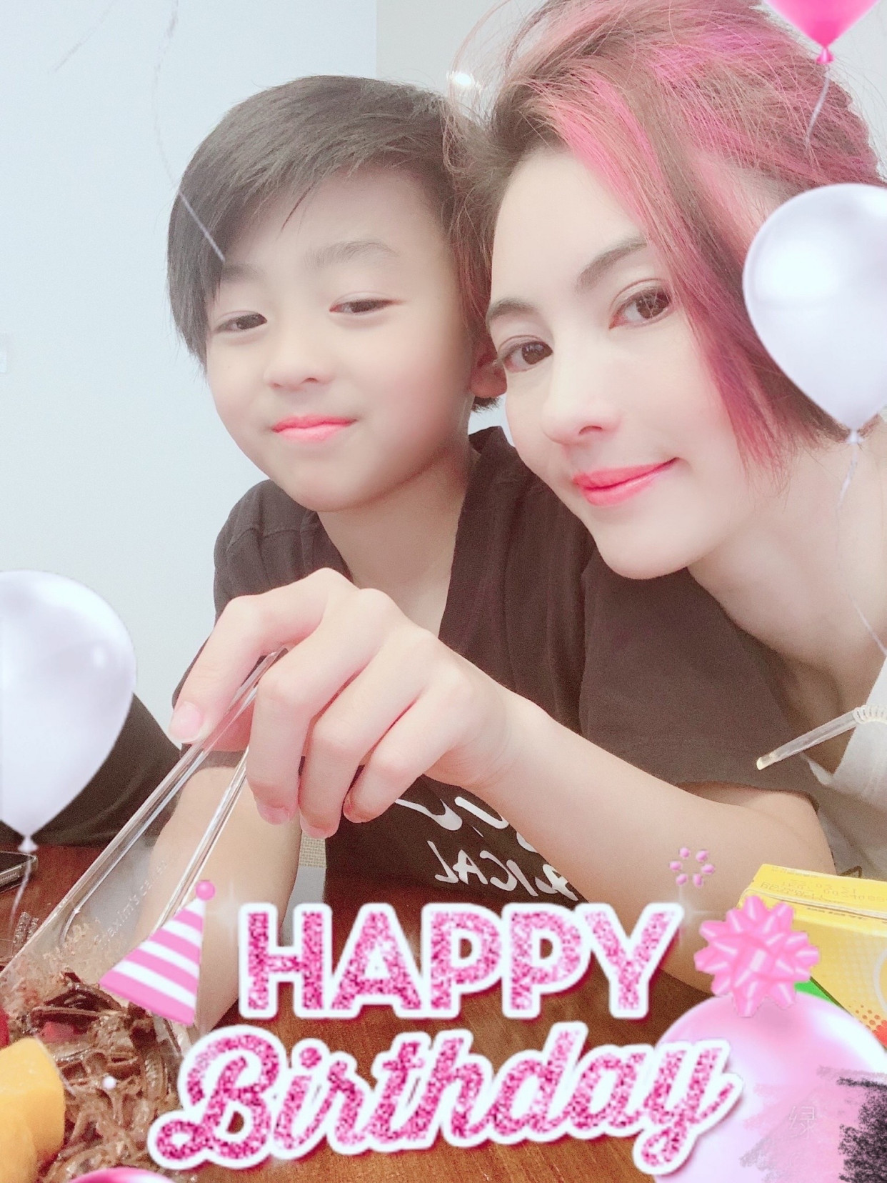 张柏芝晒合照为二儿子庆生，单亲妈妈不靠男人，越活越精彩