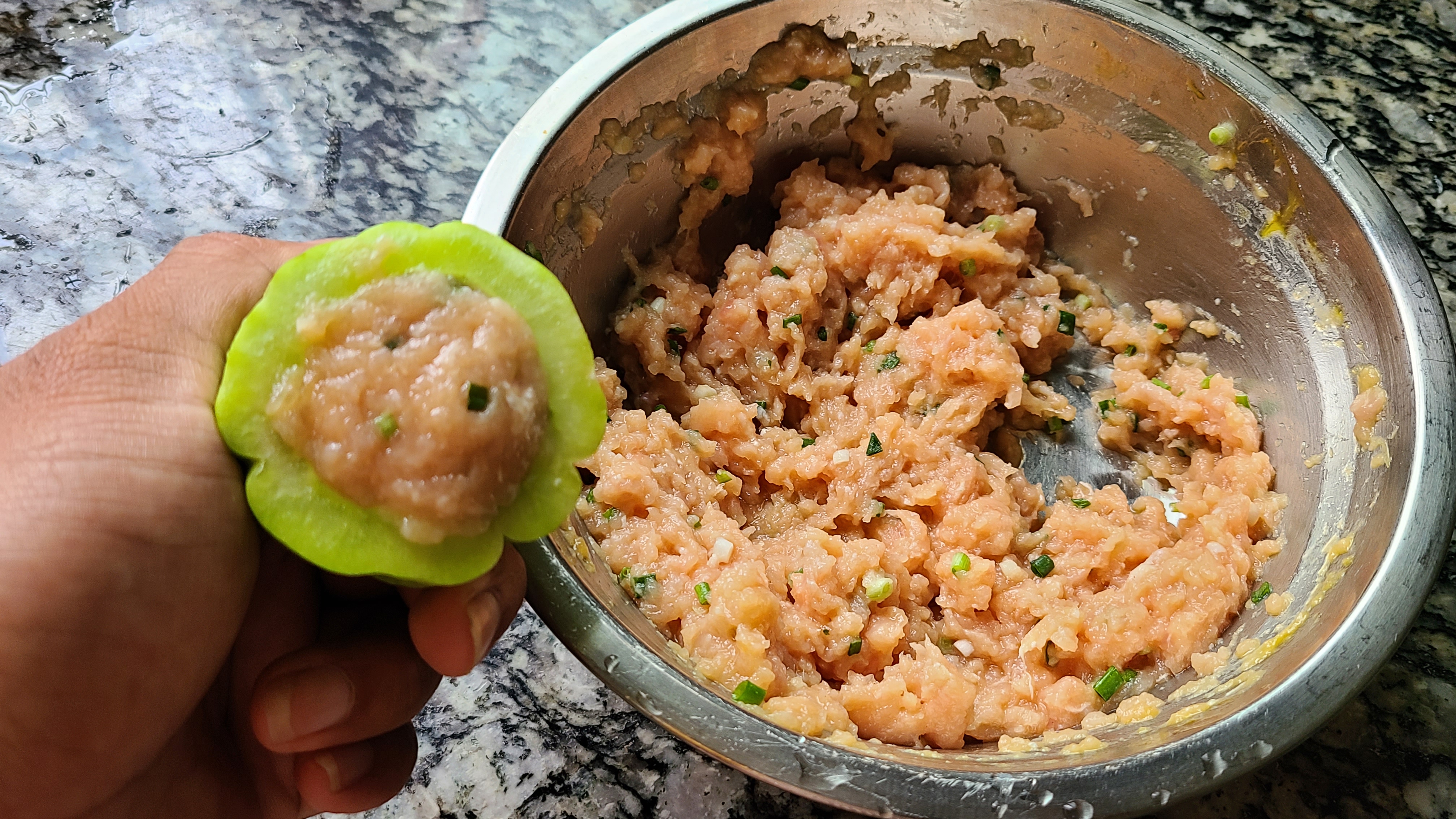 天氣這麼熱，教你一道廣東常見的釀苦瓜，香濃美味，好吃簡單