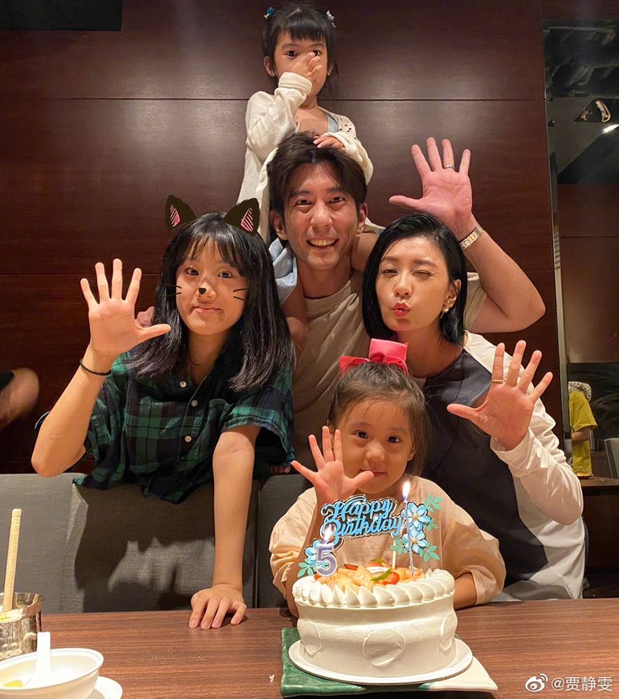 太痛心！贾静雯女儿咘咘被查出先天弱视，两眼视差高达600度