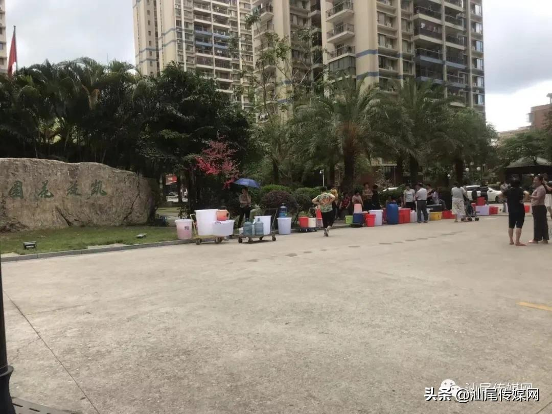 海丰大片区域停水引全城关注，群众举家排队接水