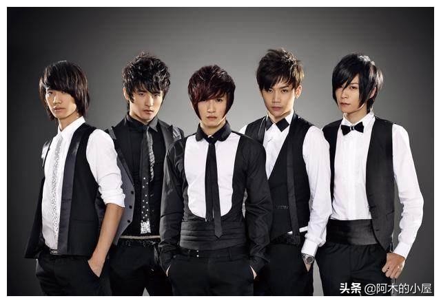 曾红极一时的组合 在巅峰时期解散 如今一人成歌