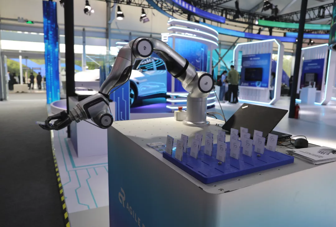 能握手的机器人,智能钢琴,仿真人.5天!5个展馆!500余家企业亮相科博会