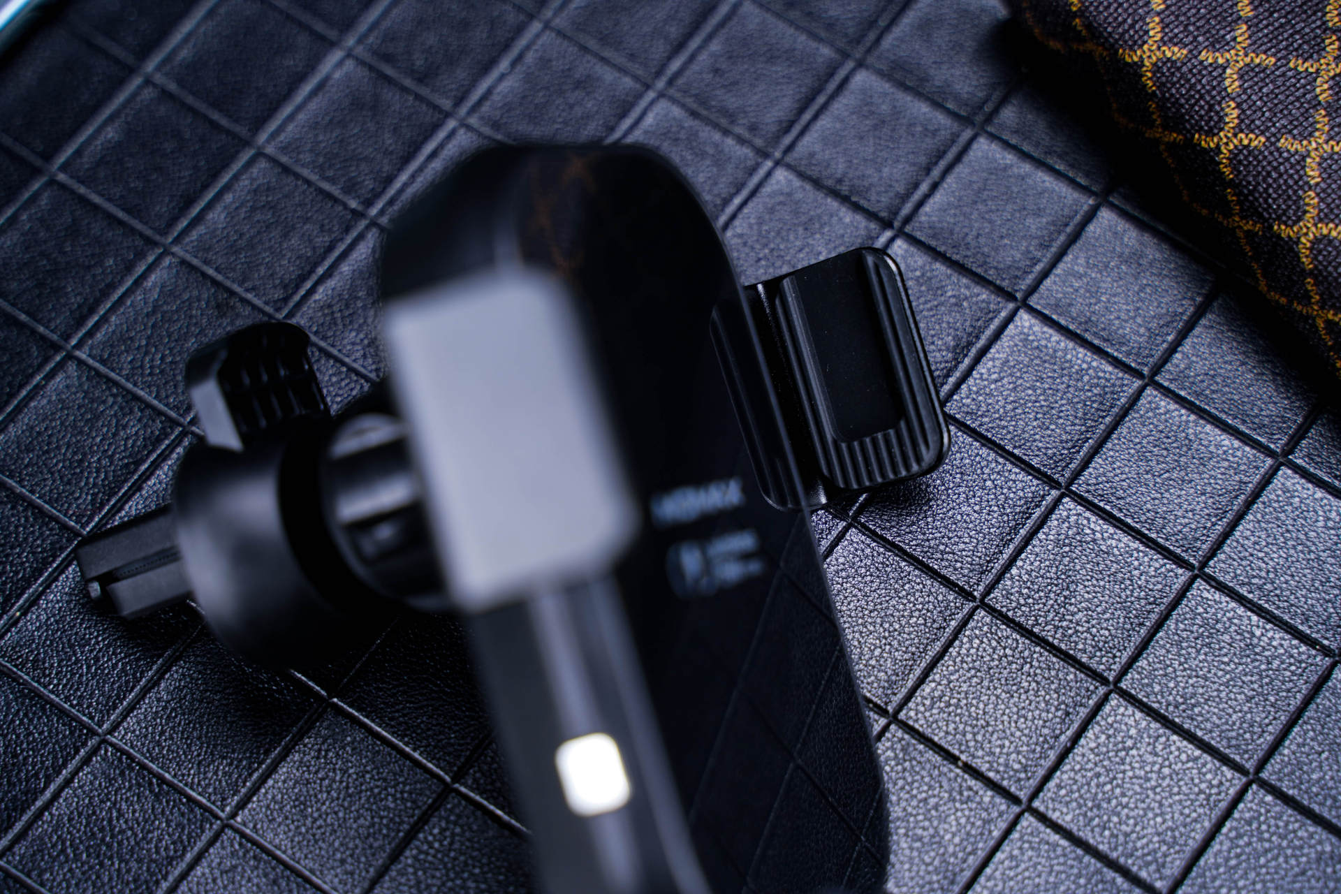 张弛有度，15W快充入手MOMAX摩米士车载无线充电手机支架