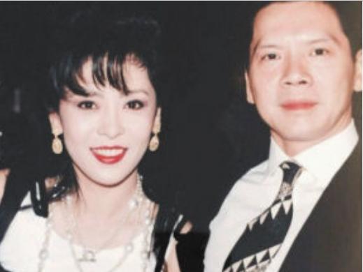 他是《赌神》中的龙五，曾娶李小龙女友，与妻