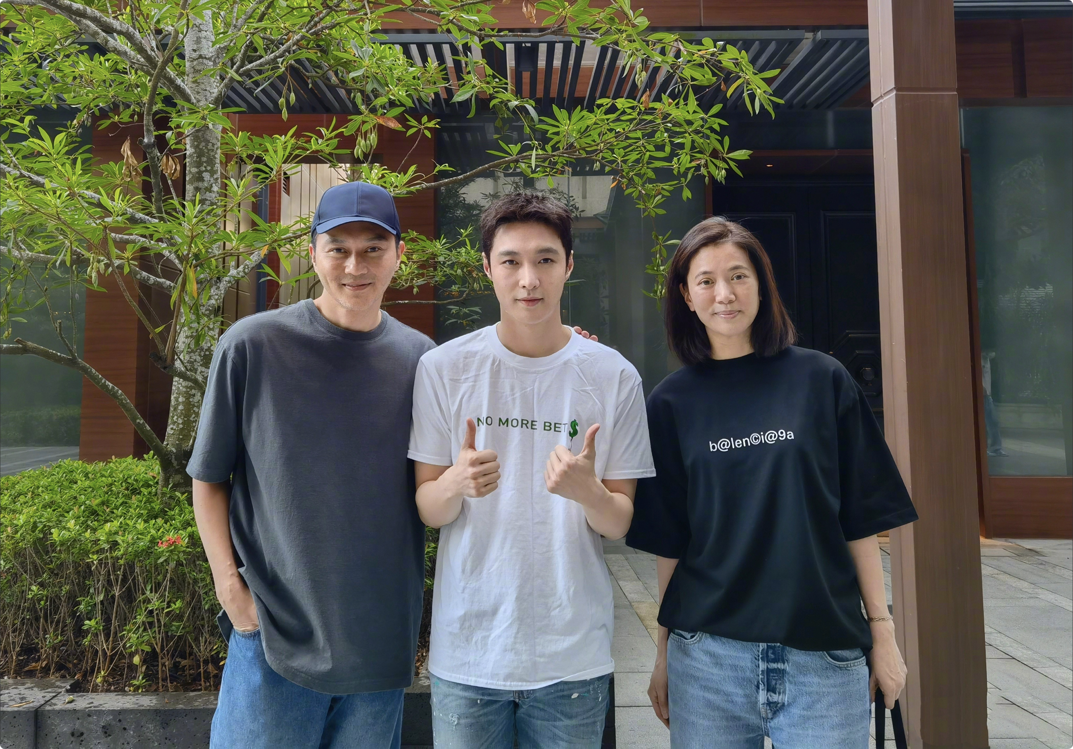 张智霖夫妇偶遇张艺兴，三人合影留念，无滤镜下袁咏仪素颜显沧桑