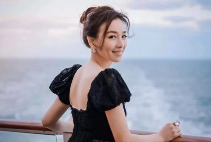 张庭很忌讳别人说她小三，小明星后台说闲话，