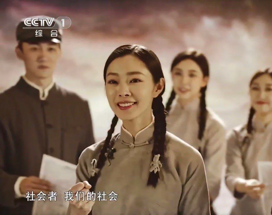 七一晚会女星:杨紫眼含热泪,高圆圆戴安全帽