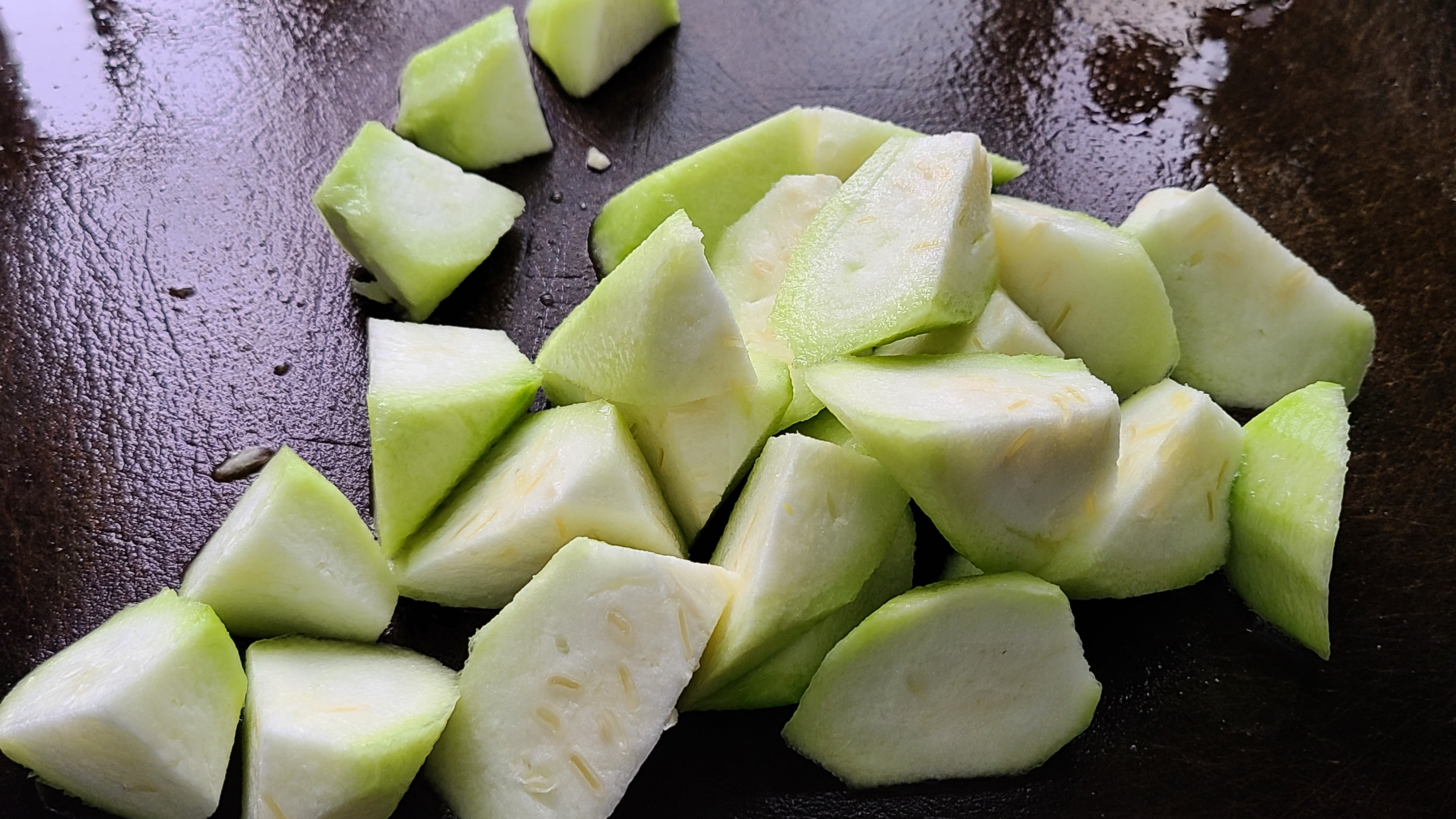 丝瓜豆腐的做法，天热我家经常吃的一道家常菜，简单美味