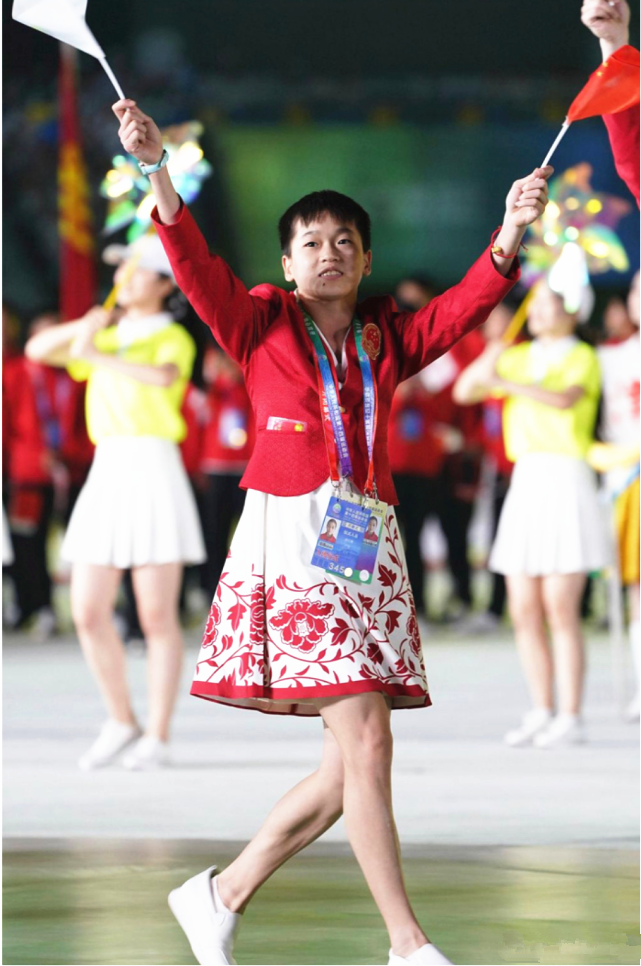 全红婵穿裙子好可爱，一本正经的萌宠范，实力“杏歌”，圈粉无数