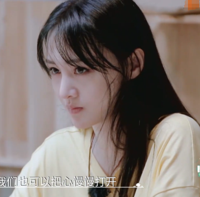 都说郑爽性格太矫情，带小朋友春游时，看清手