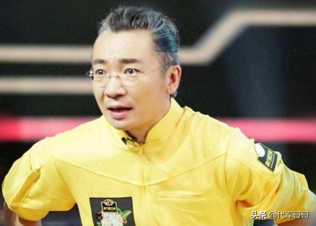 他是李咏的接班人，娶学霸美女同学生一子，如今41岁成人生赢家