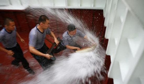 ӡ��Ǳͧ��û�Ҿ�,�й�����Ǳͧ��μ�����׹180��,����ͬ������