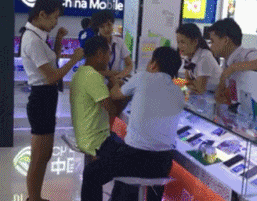 搞笑gif神评：我要买中间这个户型，会动的这个