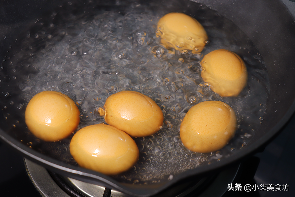 煮雞蛋時，不能只用清水，多加2樣東西，蛋殼好剝，蛋黃又香又嫩