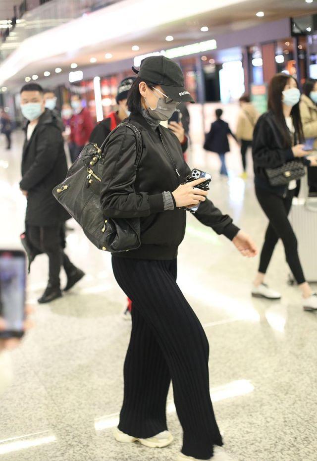 41岁胡杏儿挺7月孕肚现身！穿大袄扎腰带真多余，衬得肚子更大