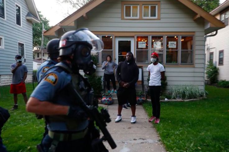 美国民警卫队乱射油漆弹，威胁要点了民宅，特