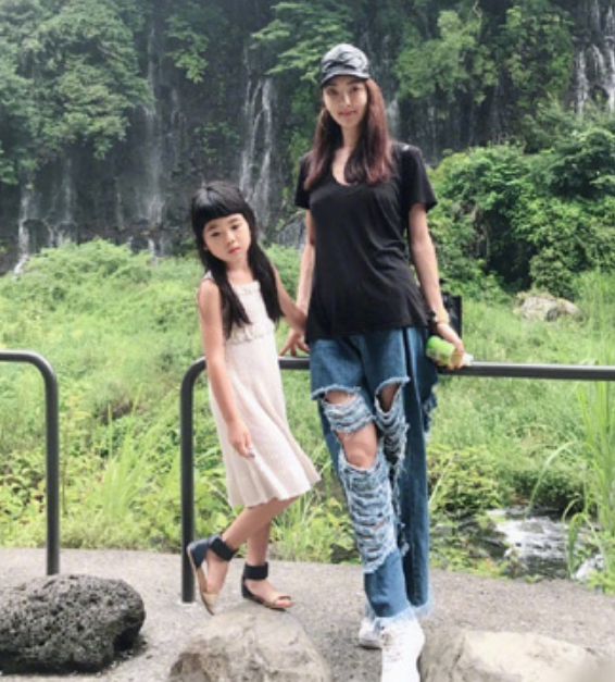 曹格女兒長大變女神！ 穿白衣短裙露小鳥腿，氣質溫柔被讚仙女下凡