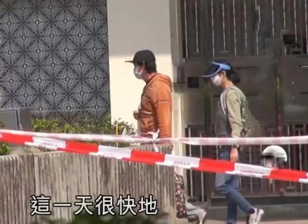 劉青雲夫婦罕露面，拎布包買菜打扮樸素，劉青雲留長發被認成老婆