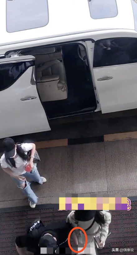 夫妻双人机场来了！冯绍峰等赵丽颖下车，夫妻