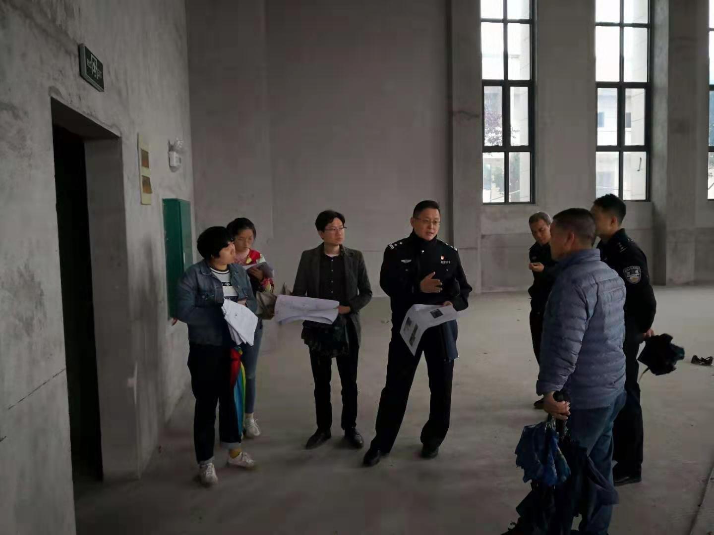 桂林市中院法警支队政委明军一行到我院指导“六专四室”建设工作