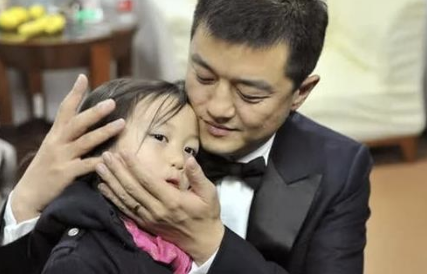 李亞鵬曬舊照，懷抱剛做完唇齶裂手術的嬰兒李嫣，四目相對超暖心