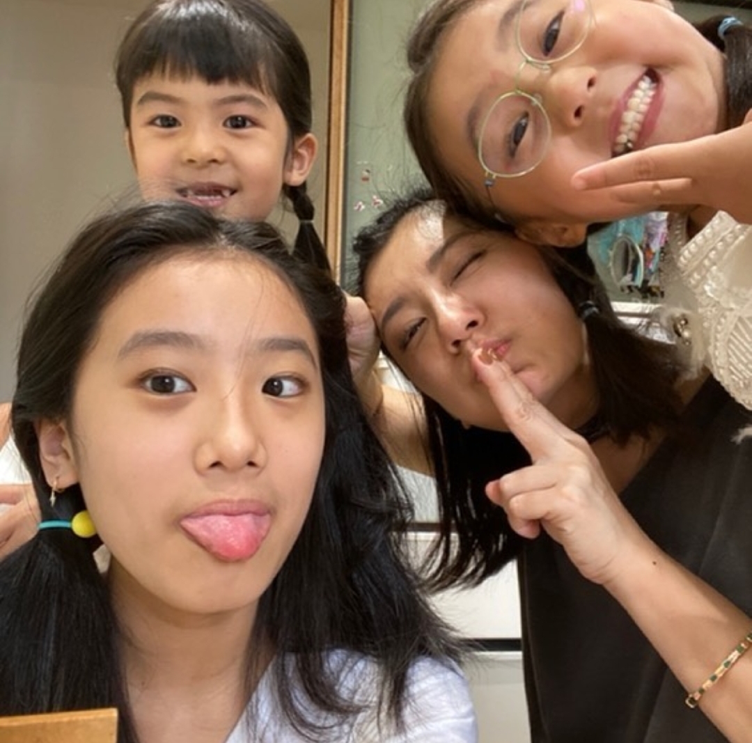 賈靜雯因疫情反彈在家享天倫之樂，給3個女兒扎同款髮型溫情滿滿