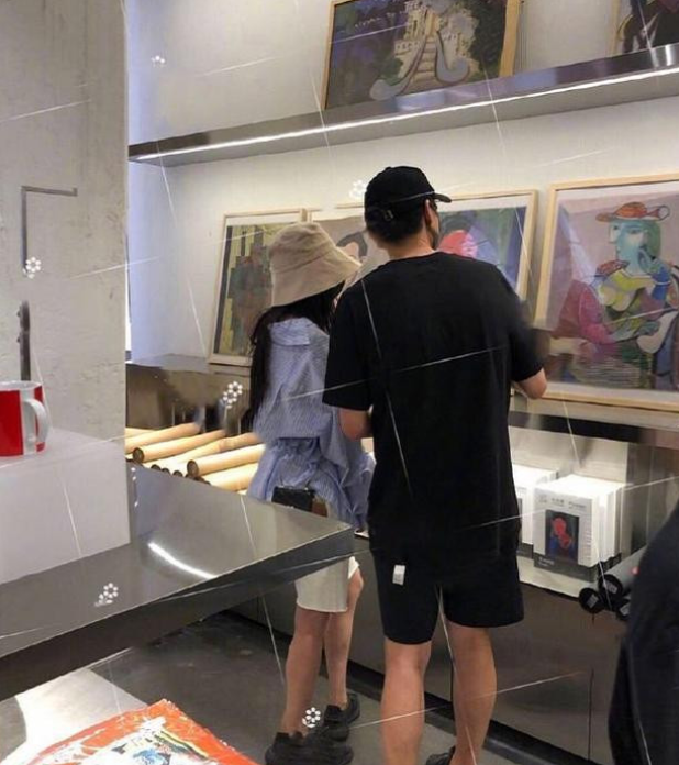 离婚女星新恋情曝光：爱上小鲜肉，网友却断言：不会长久
