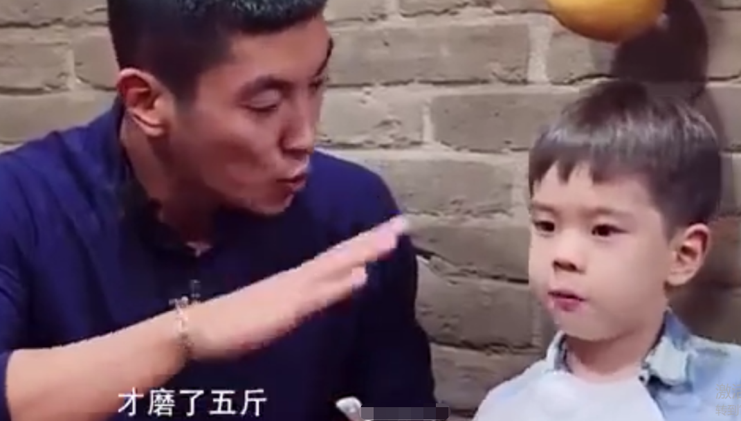 霍思燕兒子衝浪掉海裡太驚險，身高快到杜江肩部，暖心舉動顯素質