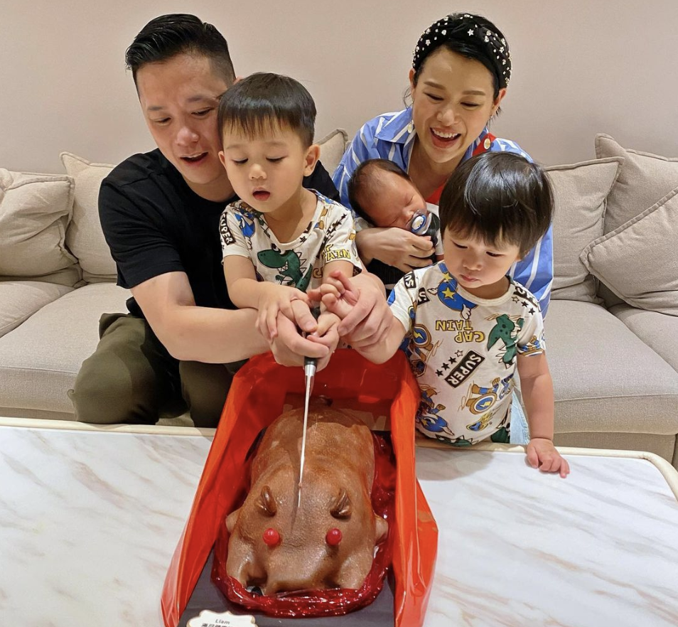 胡杏儿内地拍戏，丈夫既当爹又当妈带儿子捡贝壳，奕霆呛水萌态足