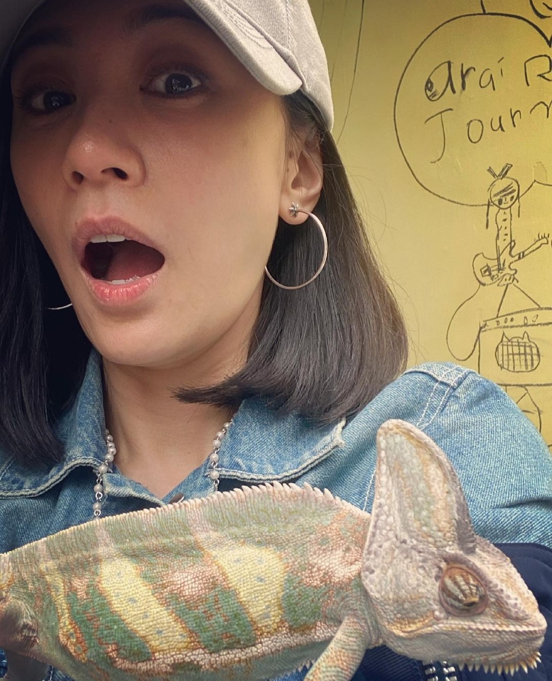 賈靜雯曬咘咘在脖子上掛兩條蛇人美膽大，女漢子波妞卻不淡定了