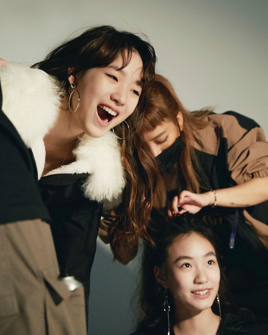 小S两女儿拍写真花絮默契十足，妈妈变助理素颜上阵指导