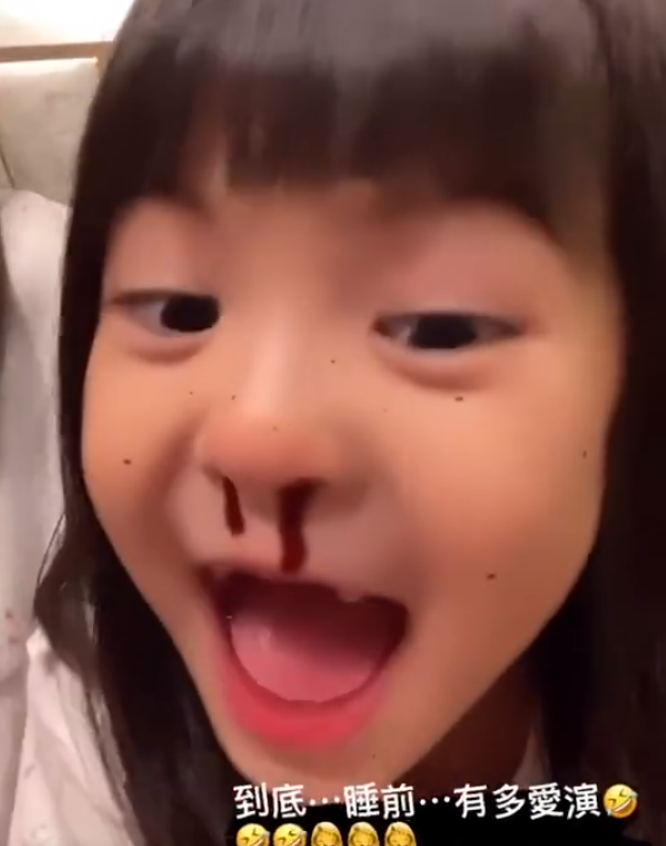 咘咘波妞果真是“小活宝”，画画搞怪全不落，贾静雯直呼：很爱演