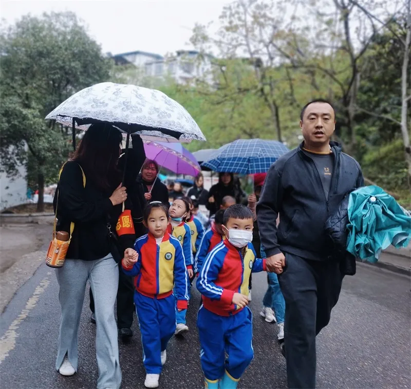 缅怀先烈敬英雄 融情寄思话清明——广元市树人幼儿园开展清明节主题教育活动