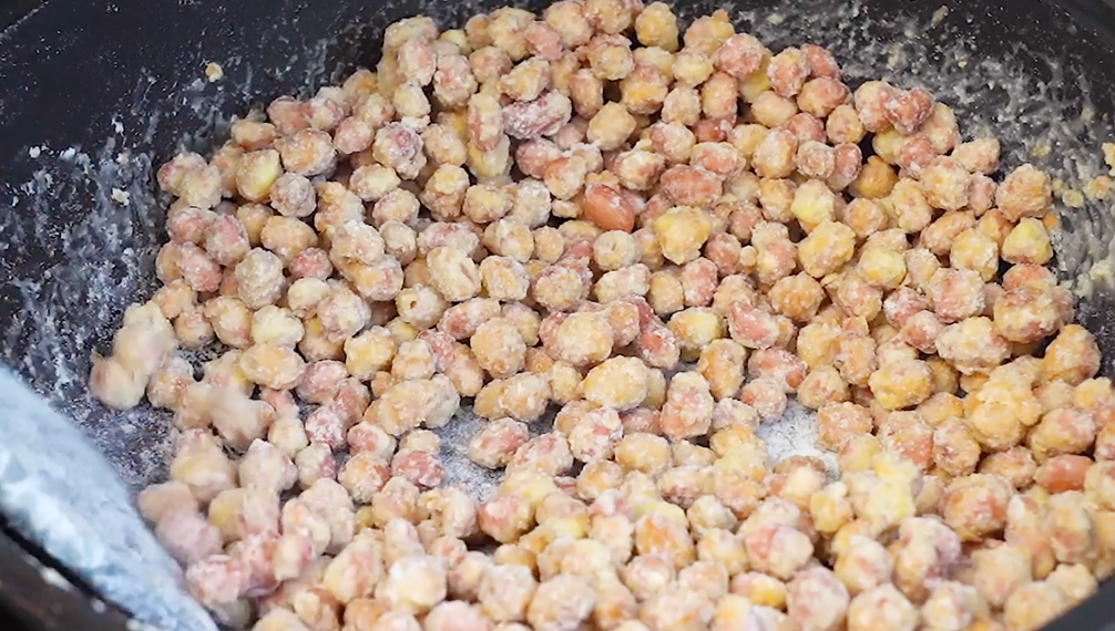 往花生里打2雞蛋，不需要油炸，吃一口嘎嘣脆，過年招待客人特棒