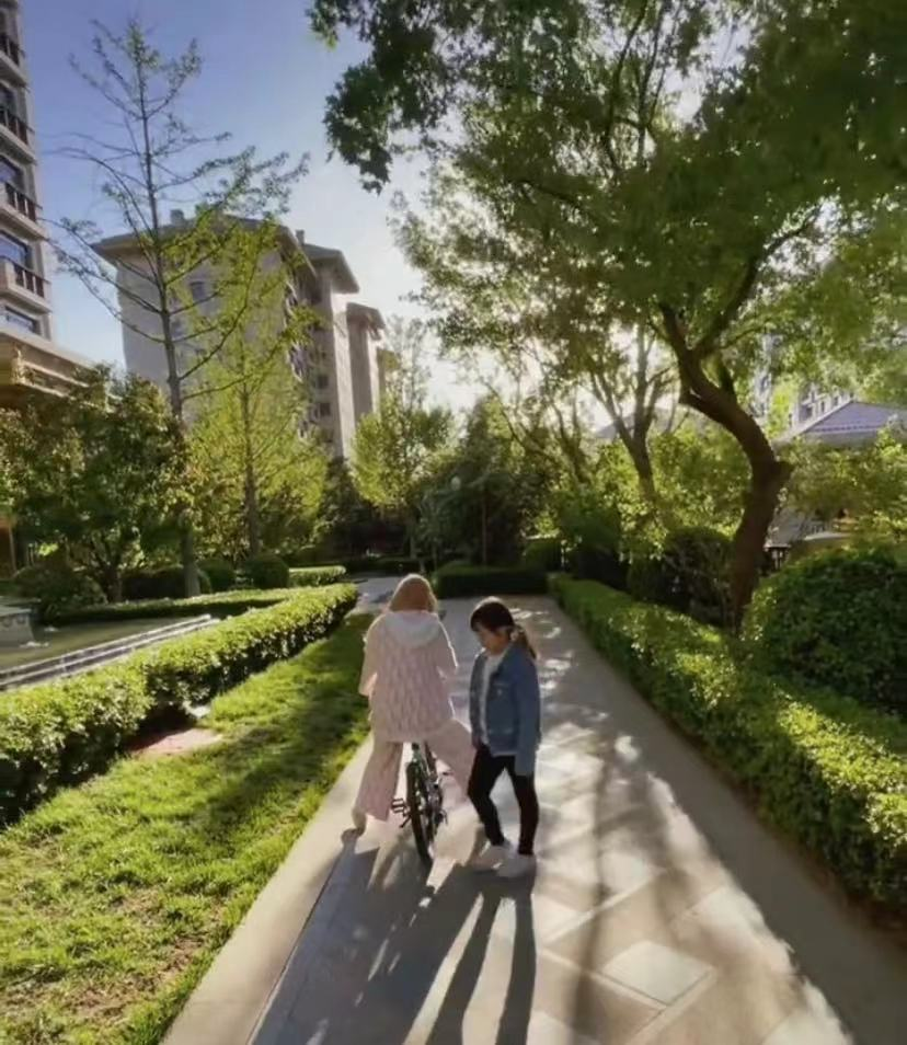 王寶強10歲女兒長大啦！ 和馬蓉同框雙腿又細又長，長相卻更像爸爸