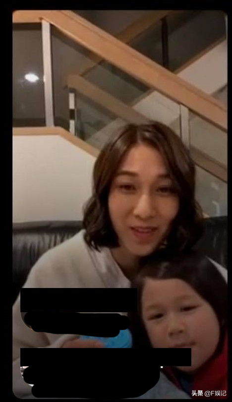 鍾嘉欣37歲生日開心收女兒禮物開直播一對子女亂入顯得很興奮