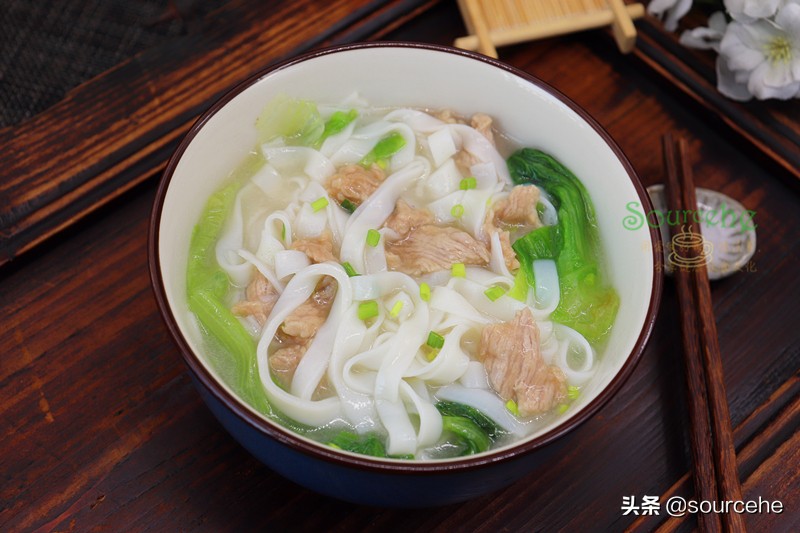 广东的沙河粉别只会炒，煮成汤粉更爽滑，连汤汁都清香味美