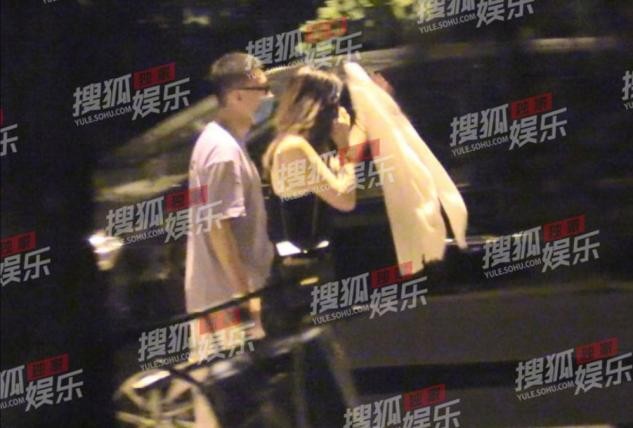 孙红雷深夜与娇妻散步，十指紧扣大秀恩爱，王骏迪打扮清凉身材好