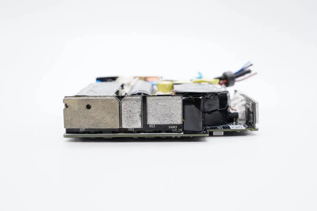 华硕最强游戏本标配300W电源，内置4颗氮化镓，内部结构揭晓