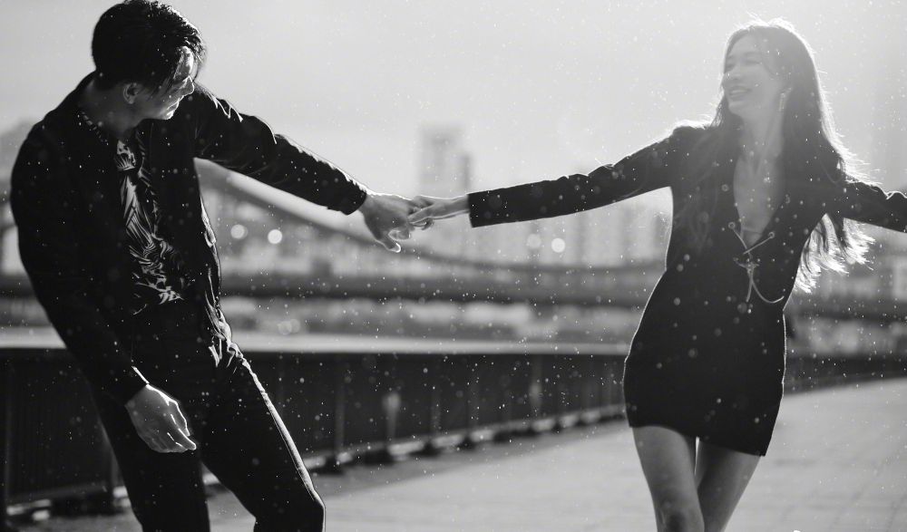 林志玲结婚2周年，携日本丈夫冒雨狂奔好欢快，穿低胸装腰身圆润