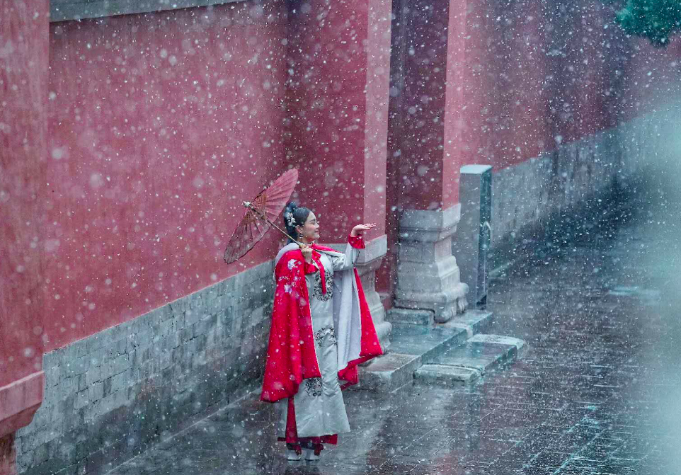 红墙白雪，“穿越”美女，太庙景区成网红打卡地