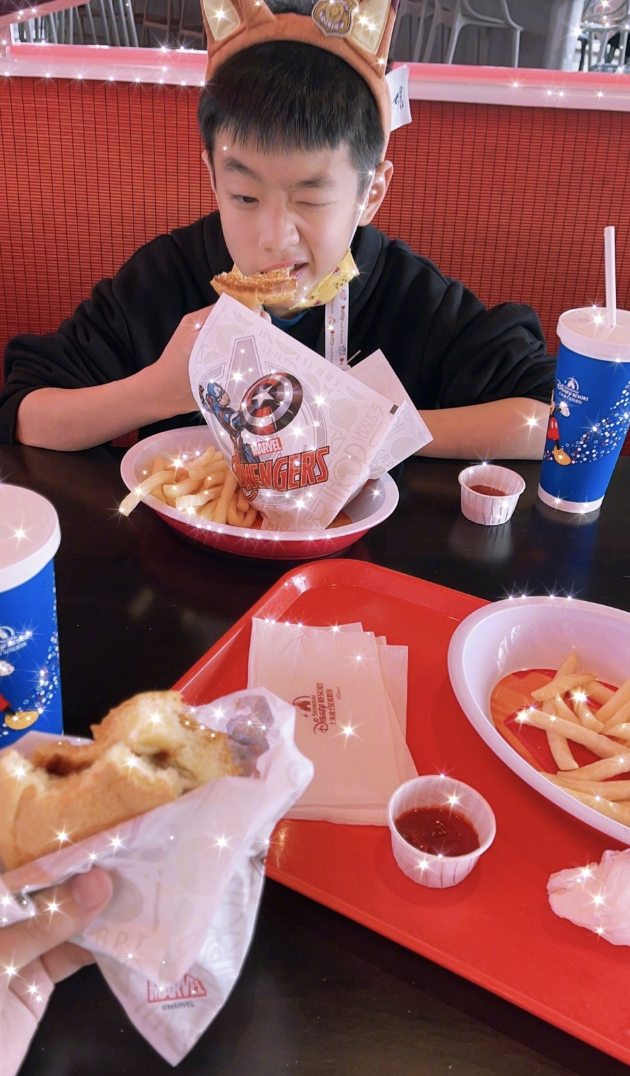 楊威一家遊迪士尼，十歲楊陽洋長成帥氣少年，雙胞胎妹妹軟糯可愛